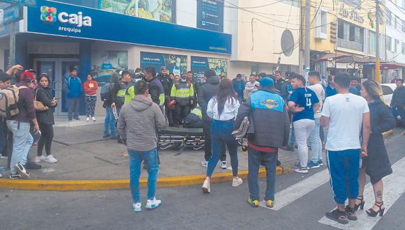 Ciudadanos venezolanos viajaban en motocicleta que fue impactada por automóvil. Los accidentados fueron trasladados al Hospital La Caleta.