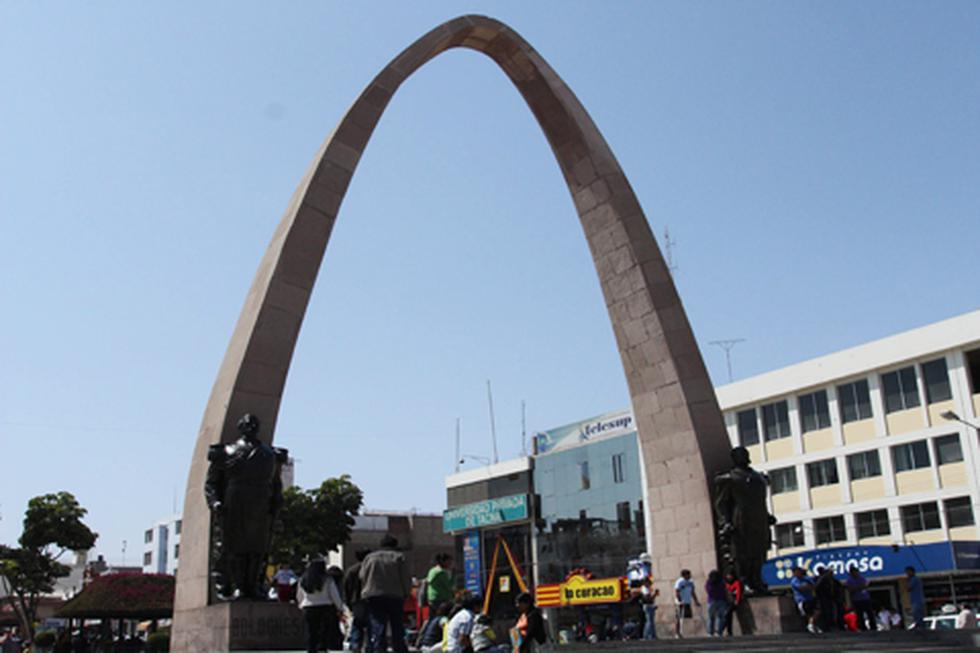 Chilenos orinan en Arco Parabólico de Tacna