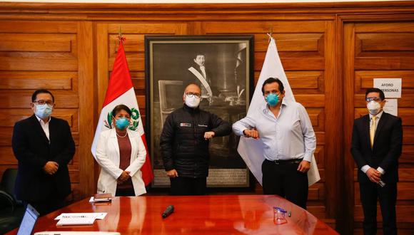 El ministro de Salud, Víctor Zamora, informó esta mañana que, tras un diálogo con los representantes de la Federación Médica Peruana, se acordó suspender el paro de médicos. (Foto: Víctor Zamora)