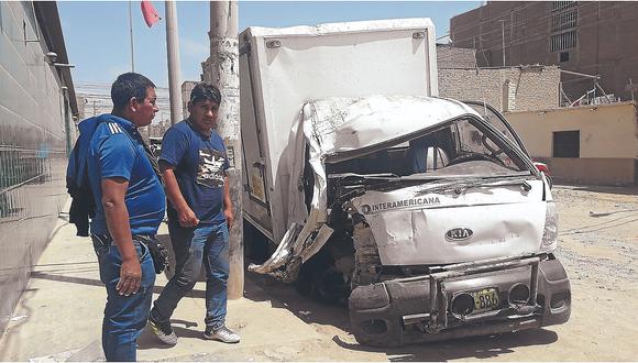 Vehículo se estrella contra un poste de luz en José Leonardo Ortiz 