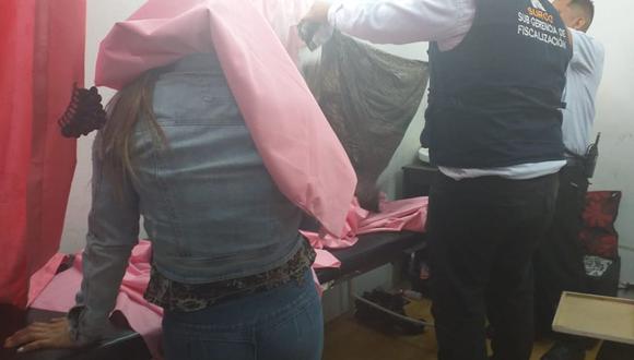 Al interior del stand se halló a una mujer de 25 años quien, según dijo, venía laborando ahí desde hace dos meses. (Surco)