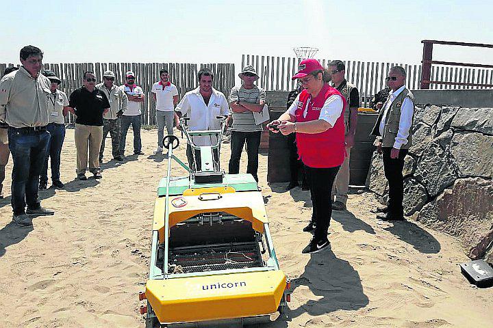 Ministra del Ambiente presenta equipos de limpieza