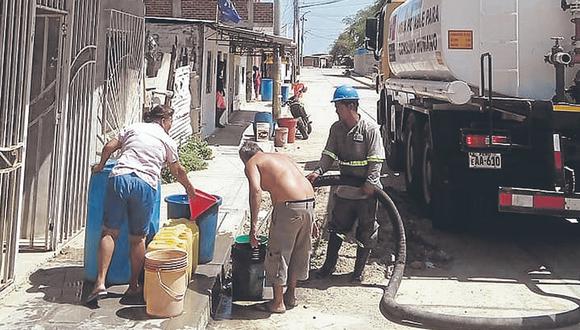 Distribuyen agua en camiones cisternas