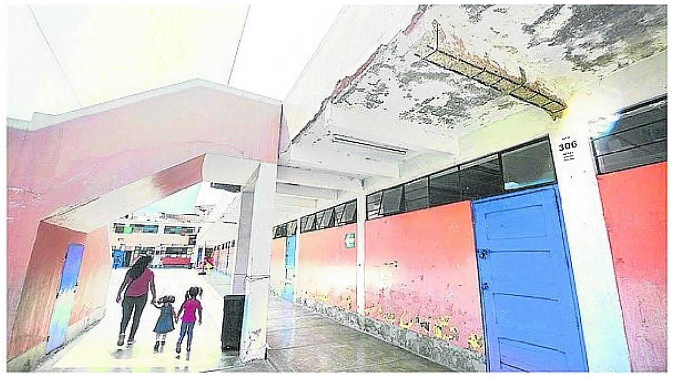 Niños estudian en aulas inadecuadas 