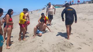 Tumbes: Agentes de la PNP y Serenazgo rescatan a un joven en la playa de Zorritos