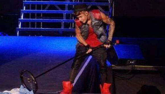 Justin Bieber "barrió" escenario con bandera argentina en pleno concierto (Video)