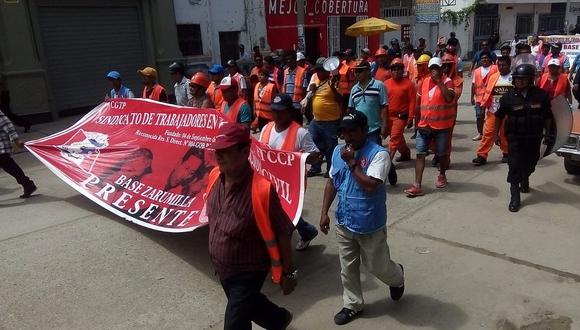 Marchan obreros de construcción civil en Tumbes