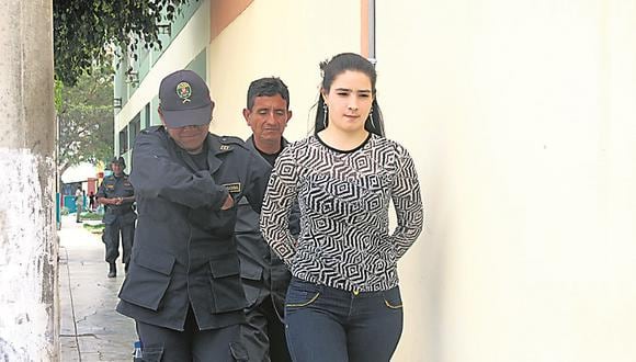 Katiuskha del Castillo 'La jefa' se pelea en el penal por Beto Torres