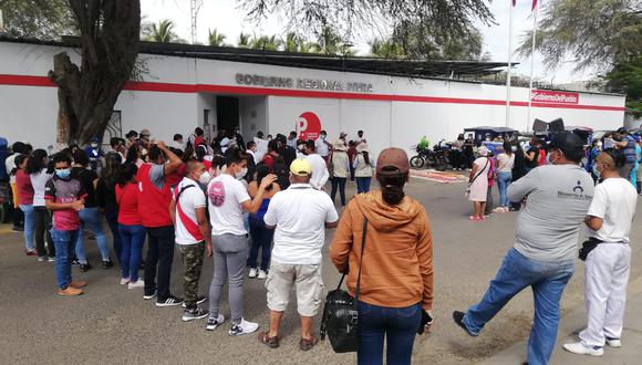 Los exempleados se apostaron con carteles en mano y a viva voz le pidieron el abono de sus salarios.