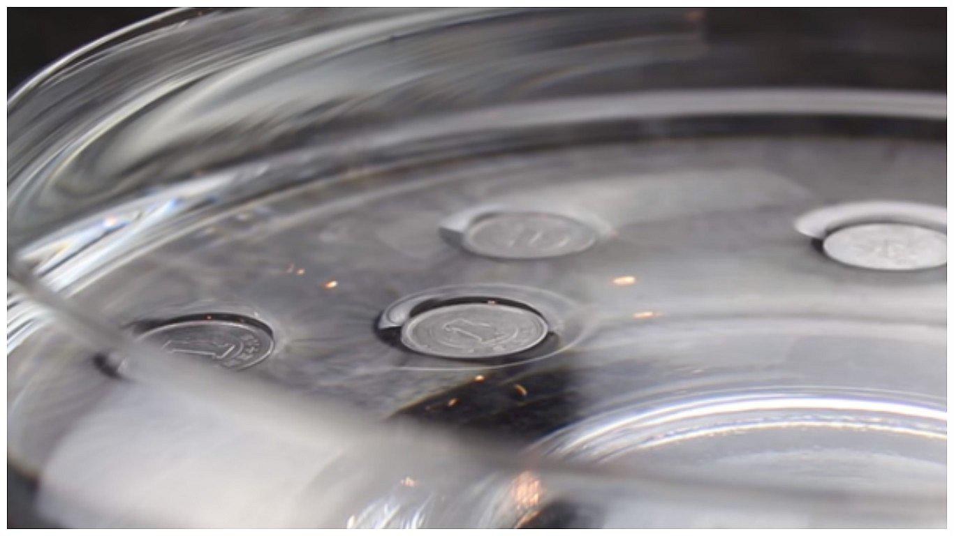 YouTube: Este es el truco para que una moneda flote sobre el agua (VIDEO)