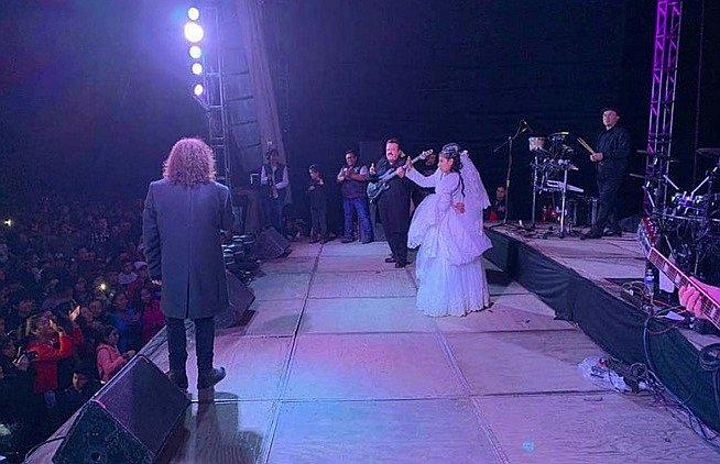 Novios invitan a 300 personas a boda, pero llegan 15 mil personas (VIDEO) 