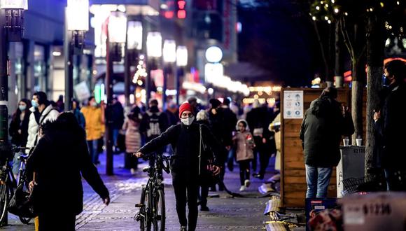 La gente compra en una calle de Berlín, Alemania, el 14 de diciembre de 2020. (EFE/EPA/FILIP SINGER).