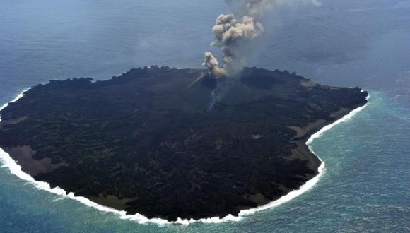 Japón: Evacuan isla tras erupción de volcán