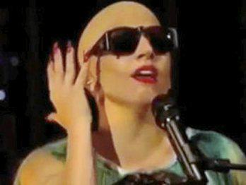 Se presenta calva en TV