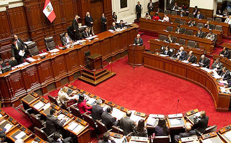 Gobierno llama a alcaldes de Puno para dialogar sobre el Titicaca