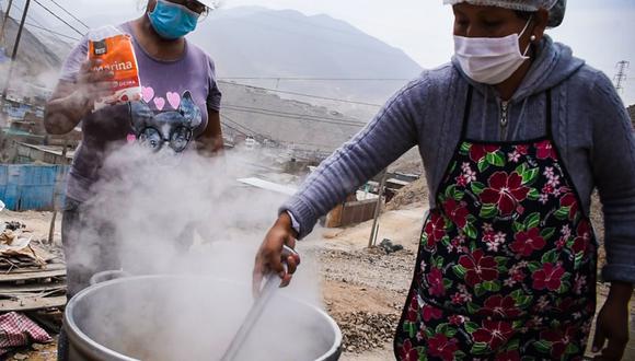 Los vecinos del asentamiento humano preparan una olla común ante la crisis económica que afrontan por la pandemia del coronavirus. (Foto: Municipalidad de Lima)