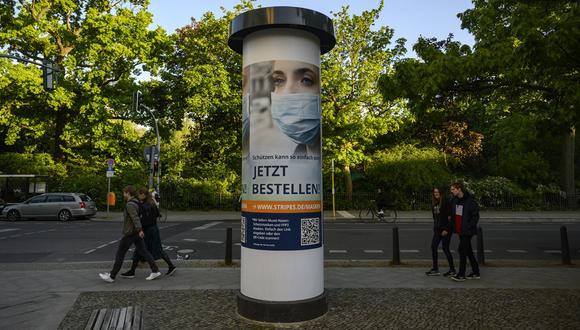 Se ve un anuncio de máscaras quirúrgicas en una columna en Berlín, en medio de la nueva pandemia de coronavirus COVID-19. (Foto: AFP/John MACDOUGALL)