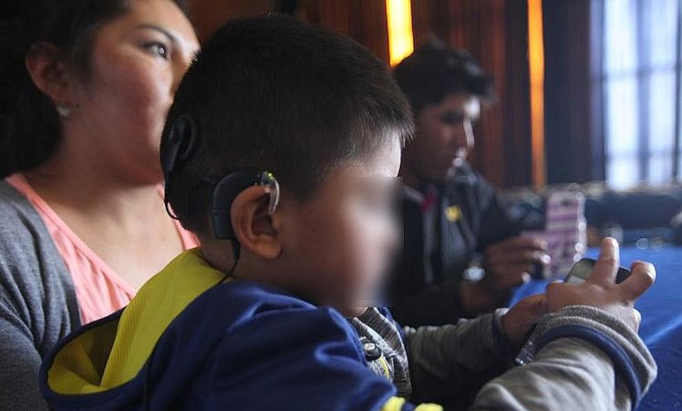 ​Con un implante permiten que un niño de 4 años escuche por primera vez