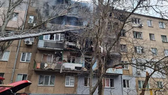 Esta fotografía muestra a los bomberos extinguiendo el incendio de un edificio residencial dañado después de que los lanzacohetes múltiples rusos BM-30 Smerch bombardearan el área en la ciudad sureña de Mykolaiv. (Foto: Ukrainian State Emergency Service / AFP)