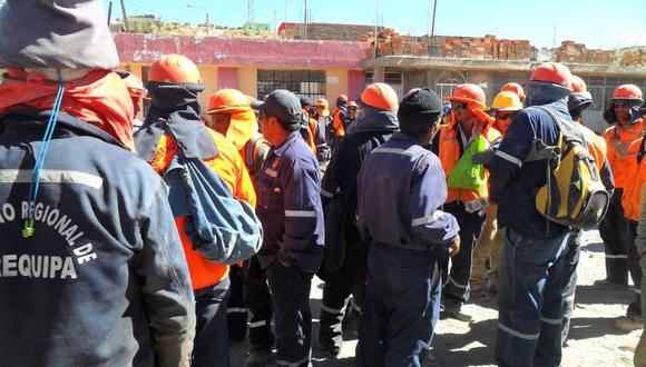 Obreros se enfrentan y paralizan obras del Gobierno Regional
