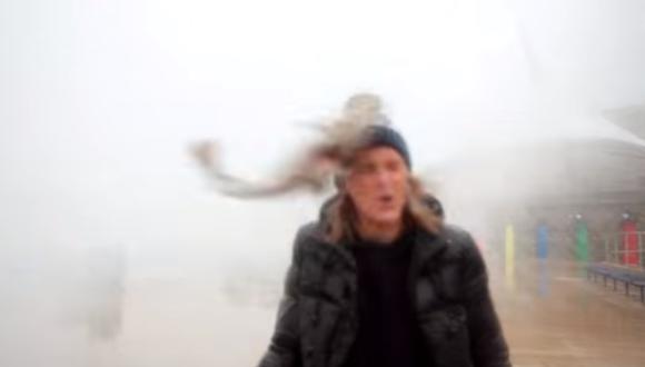 YouTube: pez le cae en la cara mientras informaba sobre tormenta