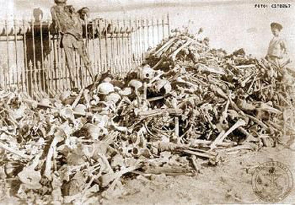 Con cargador frontal removieron 'cripta de los héroes'