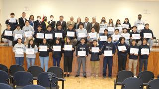 Reconocen a ingresantes en primeros puestos del examen de admisión de la Universidad Nacional San Luis Gonzaga de Ica