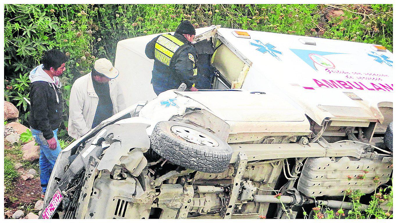 Médico y obstetra heridos tras despiste de ambulancia que iba a socorrer a embarazada