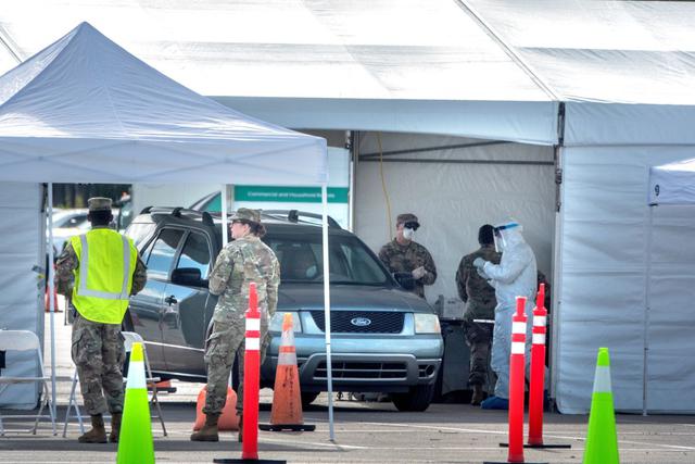 Miembros de la Guardia Nacional del Ejército fueron desplegados en el lugar de pruebas en el estacionamiento del estadio Super Bowl del Hard Rock Café en Miami, Florida. (Foto: EFE)