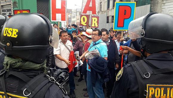 Huelga de maestros: Enfrentamiento entre policías y docentes generó caos en el Centro de Lima (VIDEO)