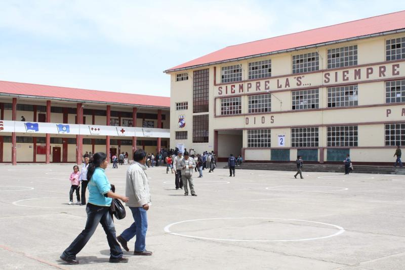 Mesas de sufragio de I.E. Santa Isabel se distribuyen en colegios diferentes 