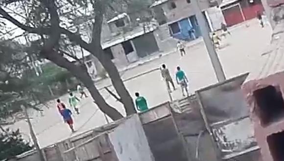 Piura: Vecinos graban a 12 hombres jugando fútbol durante toque de queda por COVID-19. (Foto: captura de pantalla)