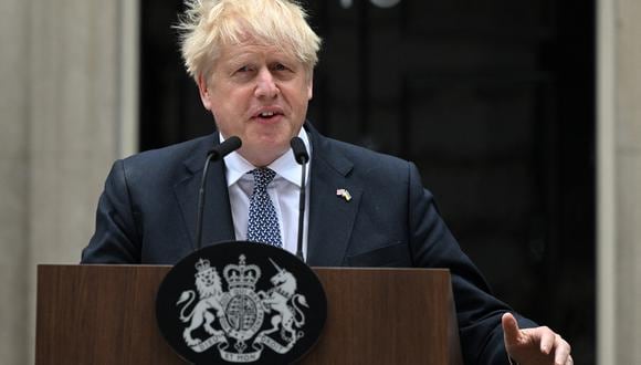 El primer ministro británico, Boris Johnson, hace una declaración frente al número 10 de Downing Street, en el centro de Londres, el 7 de julio de 2022. (Foto de JUSTIN TALLIS / AFP)