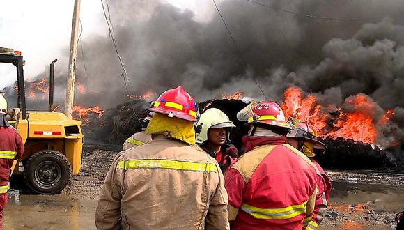 Bomberos apagan incendio de Lima Norte luego de 35 horas de trabajo (FOTOS)