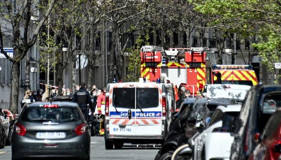 La policía y los bomberos de primeros auxilios aparecen afuera del hospital privado Henry Dunant, donde una persona murió a tiros y otra resultó herida en un tiroteo. (Anne-Christine POUJOULAT / AFP)