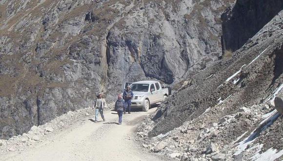 Gestionan asfaltado de carretera con salida a la costa