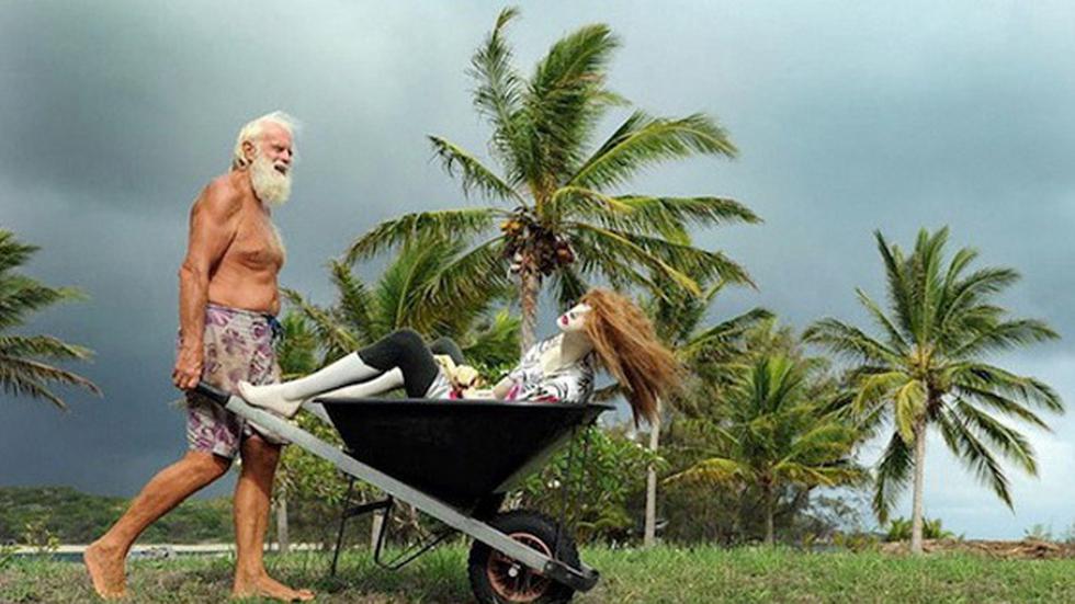 Vida de un millonario que lo perdió todo y se mudó a una isla desierta (FOTOS)