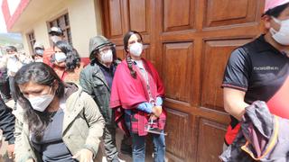 Candidata Verónika Mendoza formó larga cola para sufragar en Cusco