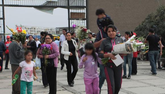 Familias conmemoran día del Padre en cementerios de Lima