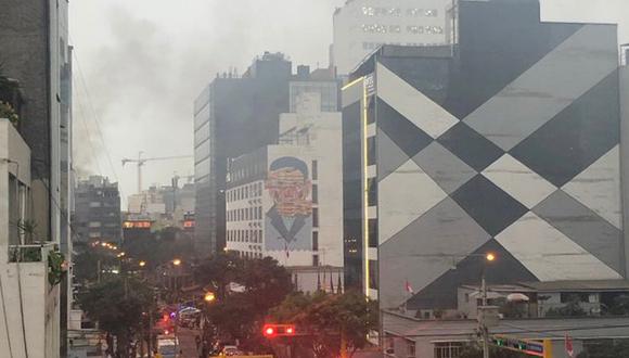 Incendio consume cuarto piso de un edificio en Miraflores (VIDEO)
