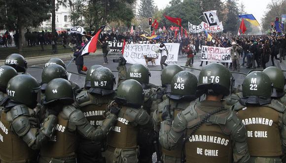 Chile: multitudinaria marcha nocturna de estudiantes con incidentes