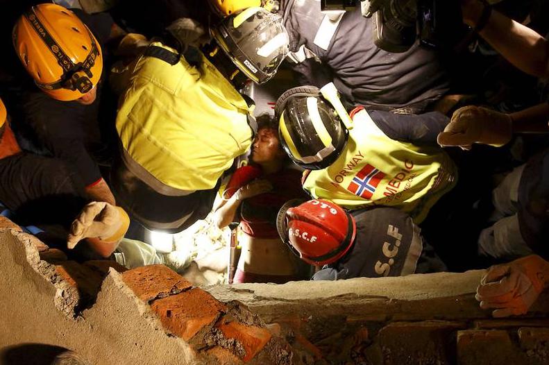 ​Nepal: Rescatan a mujer atrapada 128 horas bajo los escombros