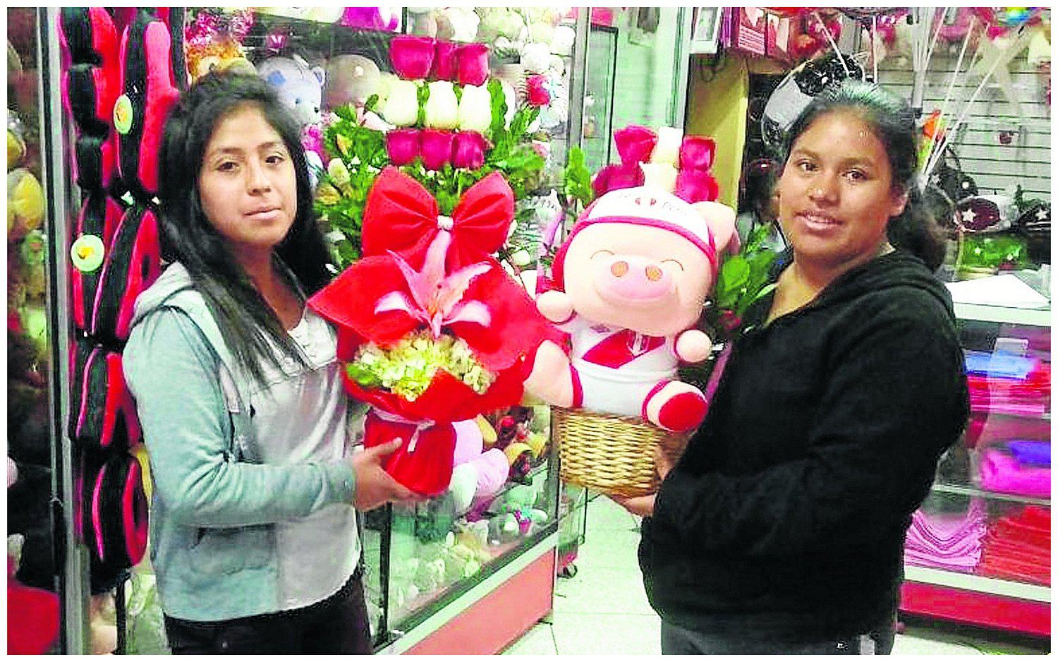 Peluches con camiseta de Guerrero y rosas de la bicolor por día de mamá