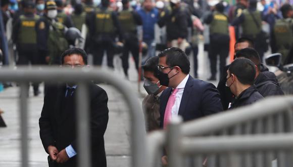 Pedro Castillo permaneció en la sede de la fiscalía anticorrupción por media hora, junto a sus abogados Benji Espinoza y Eduardo Pachas