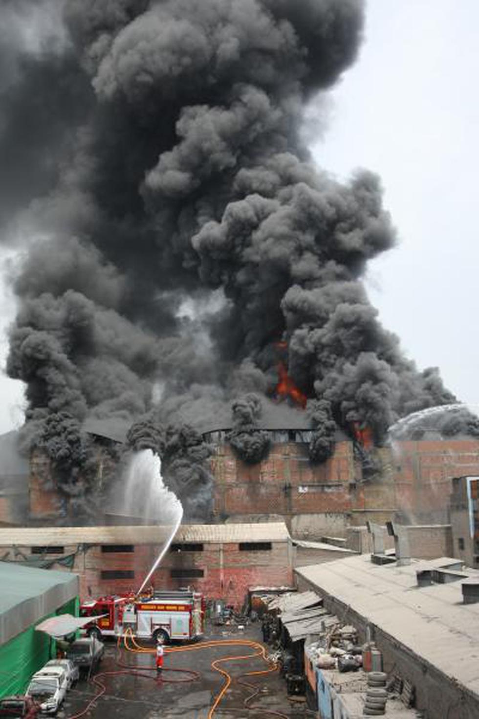 FOTOS: Bomberos lucharon por más cinco horas contra incendio de La Victoria