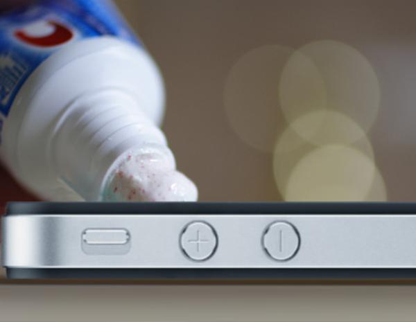 La razón de por qué ella echa pasta de dientes en su celular te hará imitarla (VIDEO)