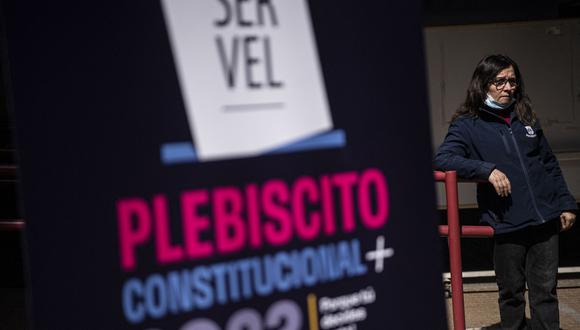 Un trabajador del municipio de Providencia prepara una mesa de votación antes del referéndum del próximo domingo en Santiago el 2 de septiembre de 2022. (Foto por MARTÍN BERNETTI / AFP)