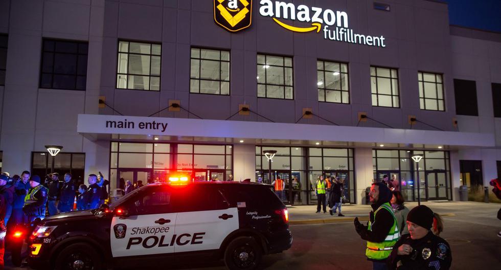 Imagen referencial. En esta foto de archivo tomada el 14 de diciembre de 2018, los agentes de policía colocaron barricadas durante una protesta en el centro de distribución de Amazon en Shakopee, Minnesota. (AFP / Kerem Yucel).