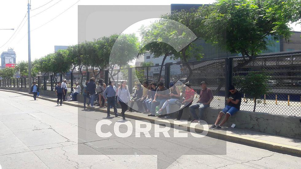 Fanáticos permanecen en exteriores del Estadio Nacional por concierto de Radiohead