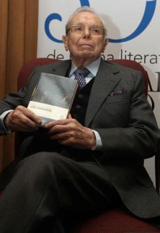 Pérez de Cuellar publica su primera novela "Los Andagoya", a los 94 años